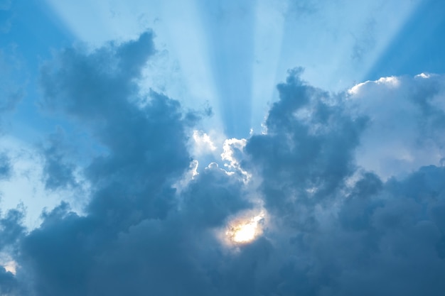 写真 太陽の光が雲の切れ間から輝いています。