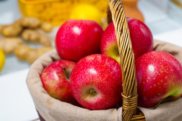사진 바구니에 아름 다운 빨간 사과를 닫습니다.