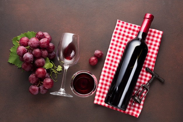 Photo beautiful red arrangement with wine and grapes