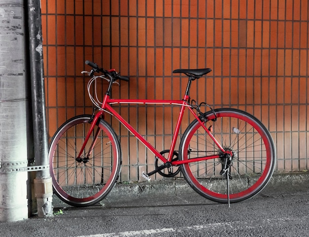 写真 黒のディテールが施された美しい赤い自転車
