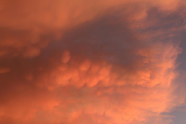 Foto bel cielo rosso e blu con nuvole colorate con luce solare la sera.