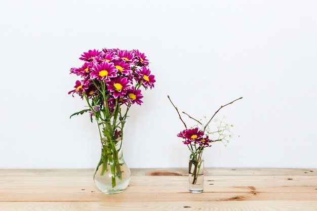 写真 花瓶、木製の背景、室内装飾、背景、分離、インスピレーション、春、ギフトの美しい赤い花