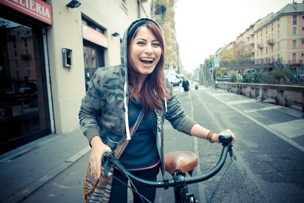 자전거에 아름 다운 빨간 머리 여자