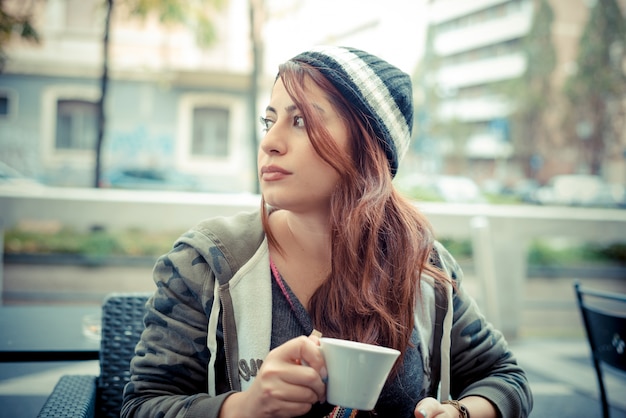 Bella colazione donna testa rossa