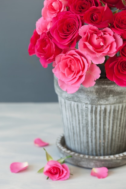 Mazzo di fiori di bella rosa rossa in vaso