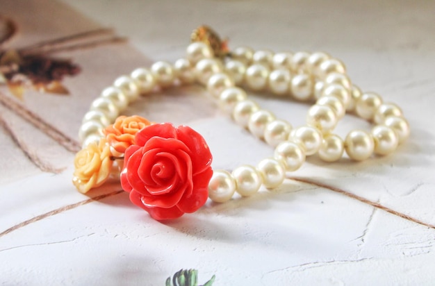 美しい赤いバラの真珠のネックレス