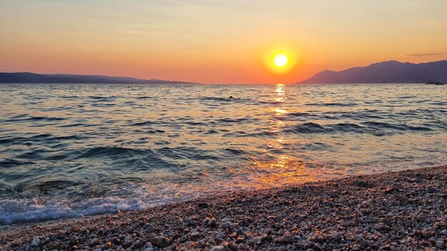 アドリア海に沈む美しい赤い夕日 マカルスカ リビエラビオコヴォ ダルマチア クロアチア ヨーロッパ