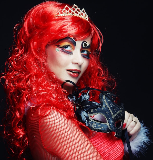 Красивая женщина redhair с маской. Карнавальный облик.