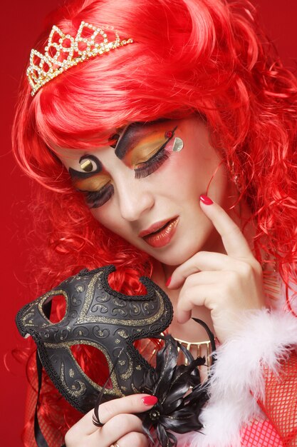 마스크와 아름 다운 redhair 여자입니다.