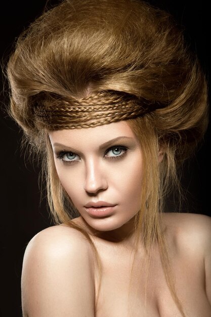 完璧な肌と珍しいヘアスタイルを持つ美しいredhaired女の子