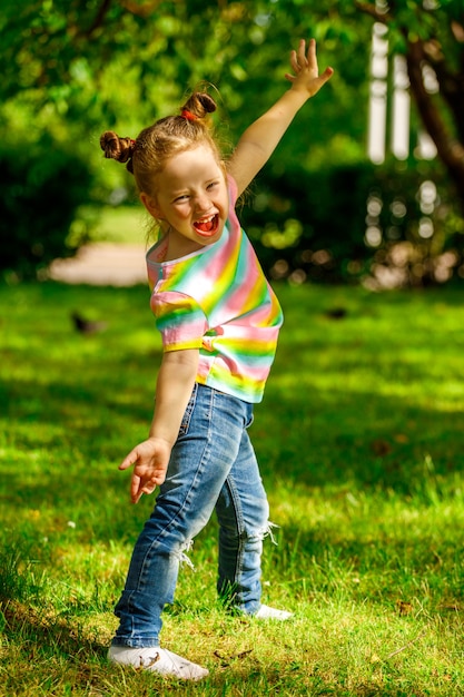 Bella bambina di redhead che posa nel parco