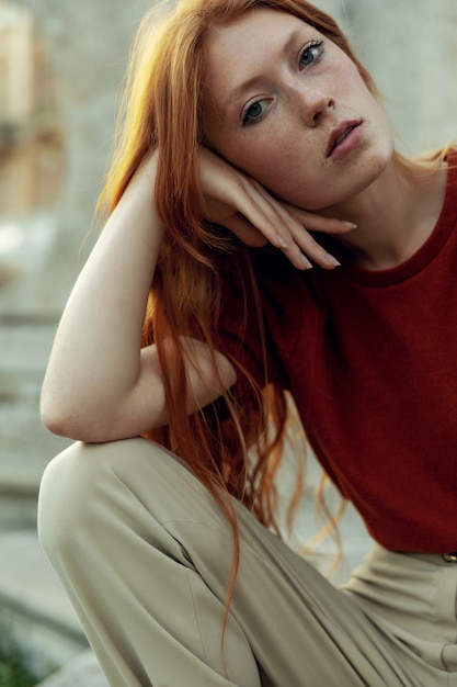 Photo beautiful redhead woman posing on the street