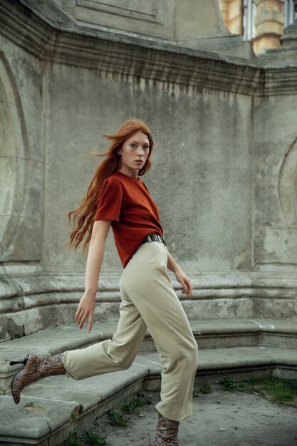 Photo beautiful redhead woman posing on the street