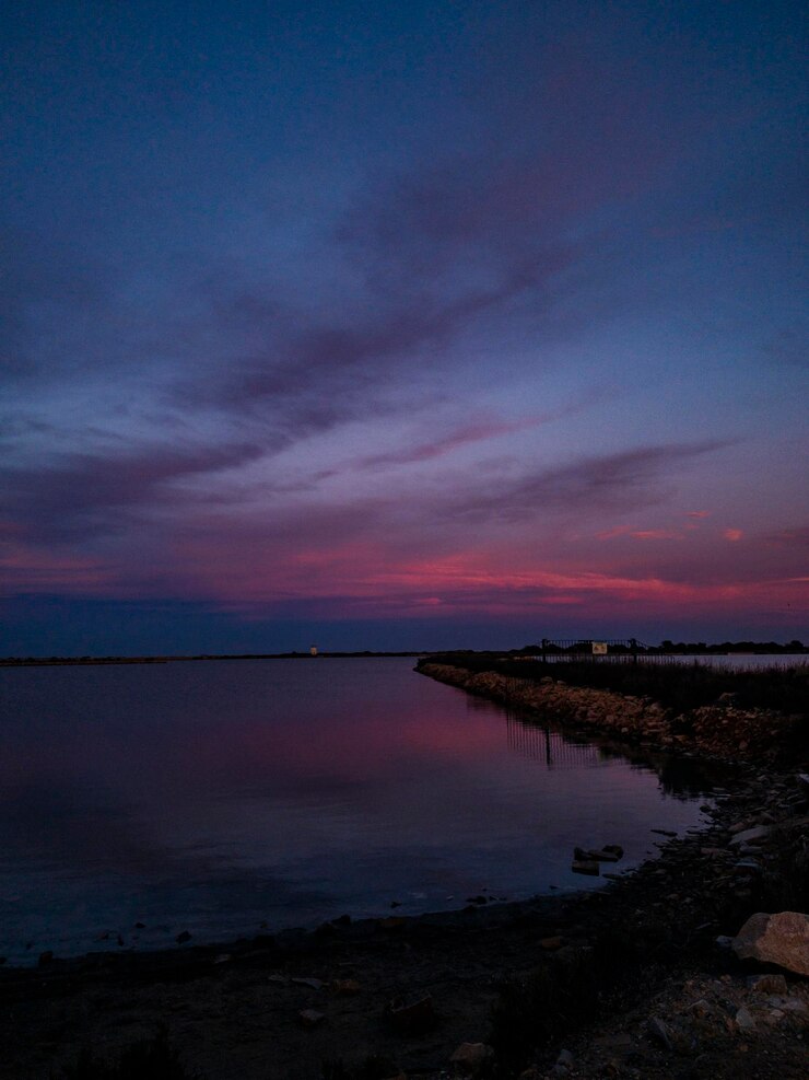 Photo beautiful reflection of the sky in the sea with orange colors