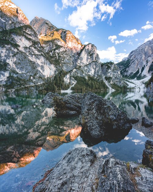 Foto bellissimi riflessi delle montagne nel lago lago di braies in italia