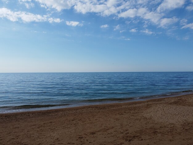 Красивый удаленный пляж с кристально чистой лазурной водой с высоты птичьего полета, нетронутая природа и скрытый песок.