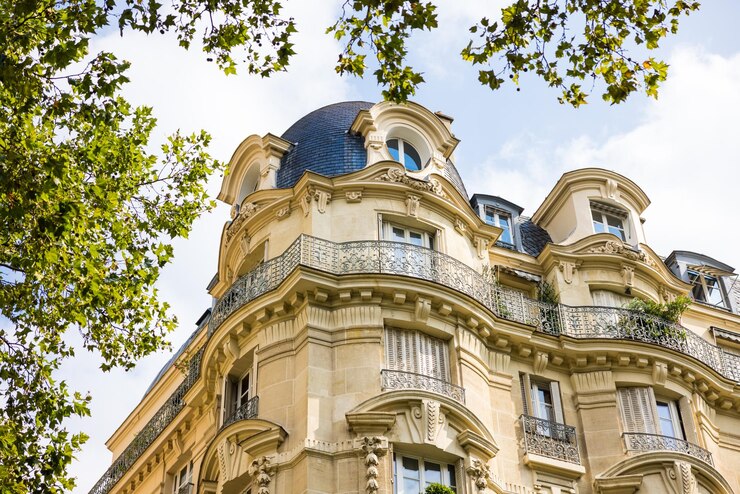 Photo beautiful residential building with balconies in paris france