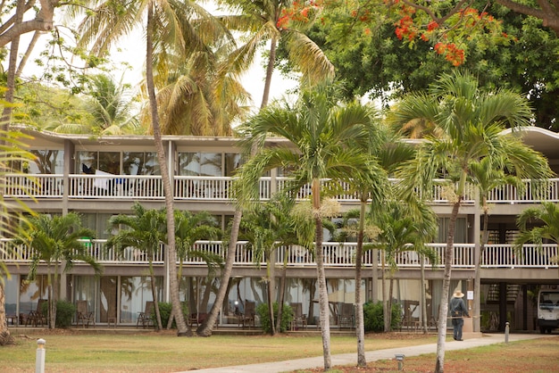 Foto bella stanza residenziale sul paesaggio tropicale