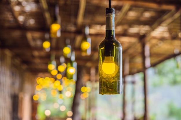 空のワインボトルで作られた美しいレトロな光ランプ装飾