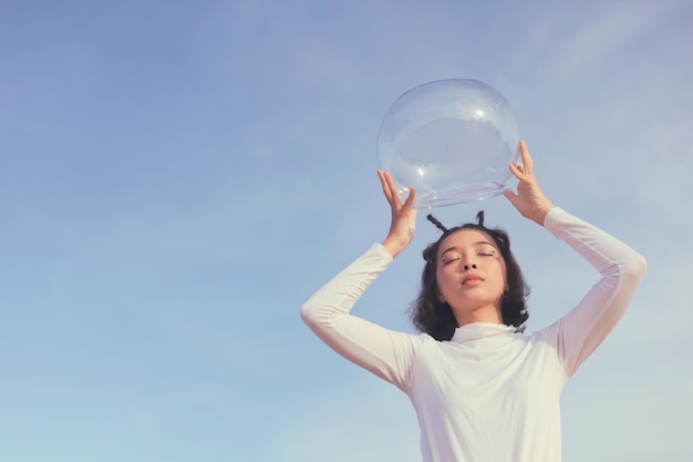 ヘルメットスペースを保持している美しいレトロな宇宙少女