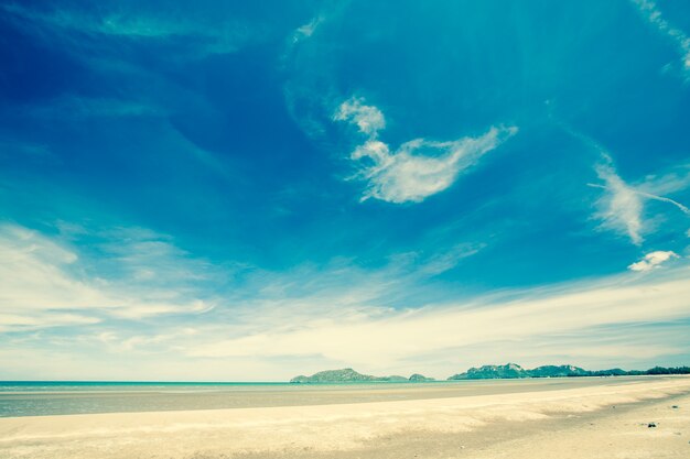 美しいレトロな夏のビーチと青い空