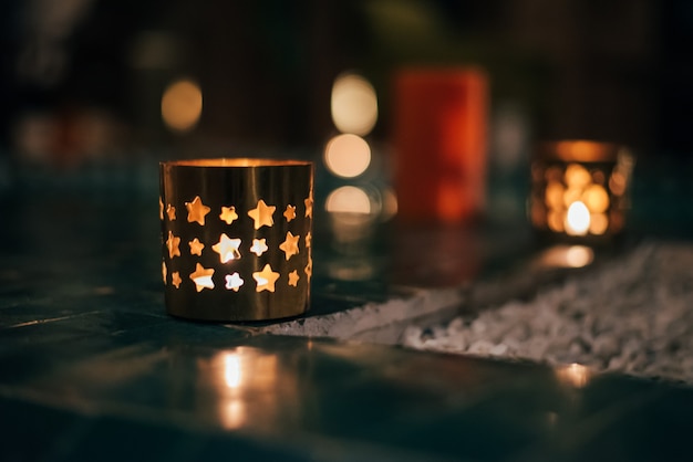 Bellissimo padiglione riad con piscina illuminata con candele e lampade di notte