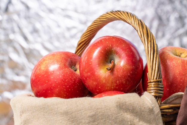 Красивые спелые красные яблоки в корзине крупным планом