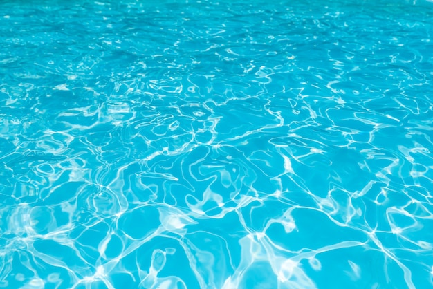 Bella ondulazione dell'onda e superficie dell'acqua blu in piscina