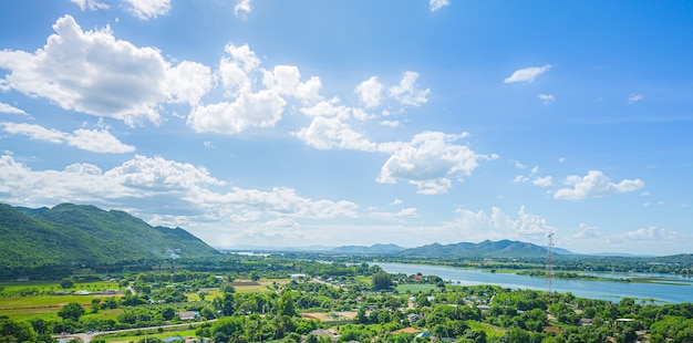 雲と美しい川と山南東部の川の美しい自然の風景