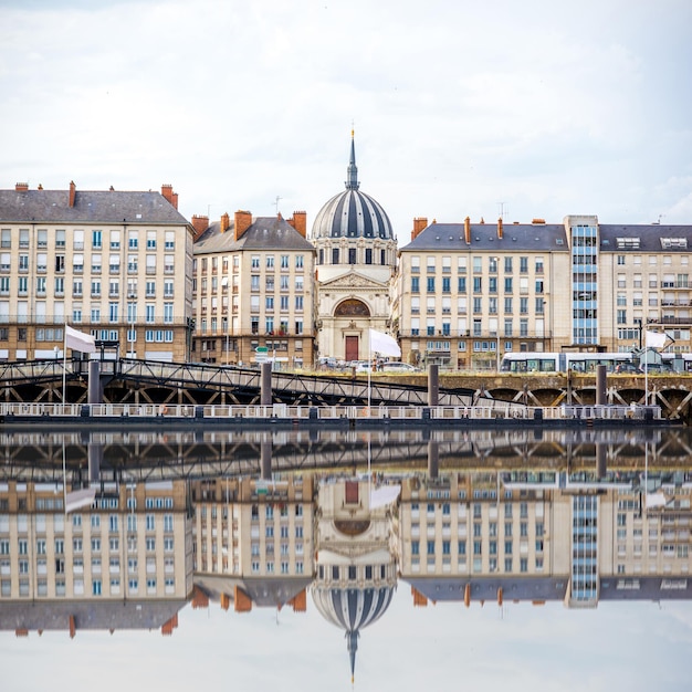 フランスのナント市にある古い建物とノートルダム大聖堂のある美しい川沿いの景色