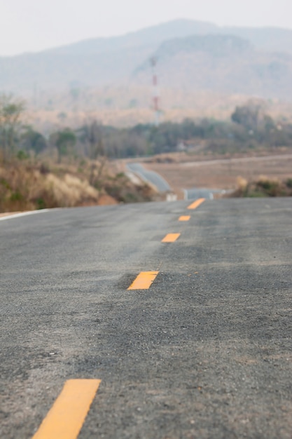 美しい山々を通してタイの田舎の美しい道