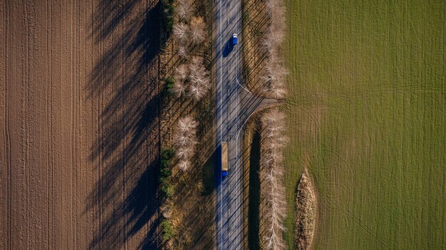 Photo beautiful road through fields top view