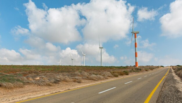 イスラエルの美しい道路と風力発電機