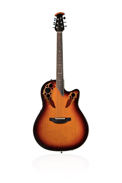 흰색 배경에 격리된 데크에 장식된 아름다운 록 일렉트릭 기타