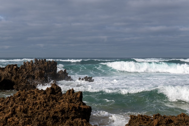 写真 ポルトガルの美しい岩の多い海岸線と青い海