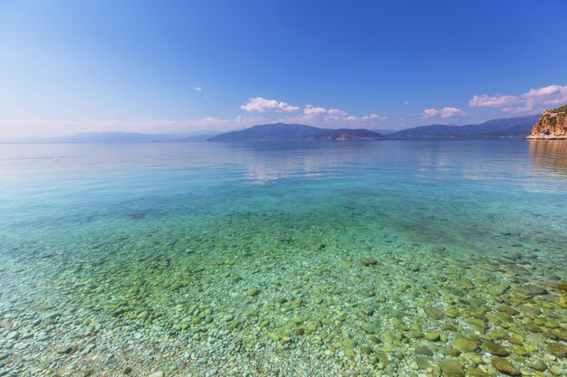 ギリシャの美しい岩の多い海岸線