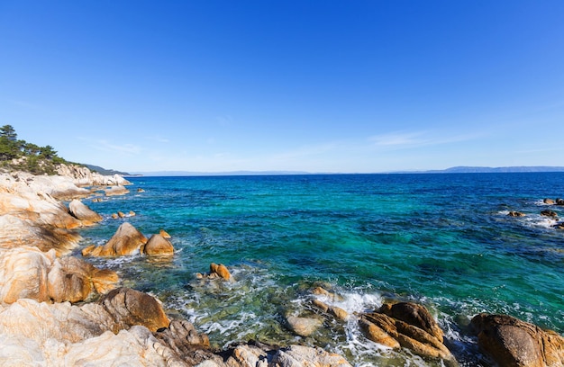 그리스의 아름다운 바위 해안선