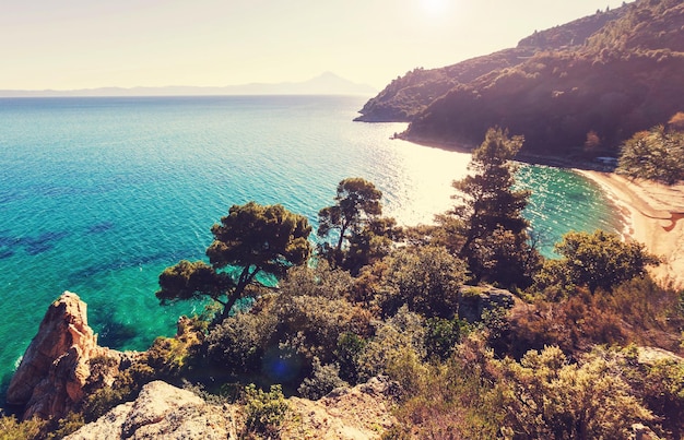 ギリシャの美しい岩の多い海岸線