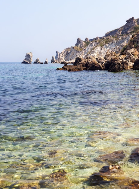 Bellissima costa rocciosa sotto il cielo blu