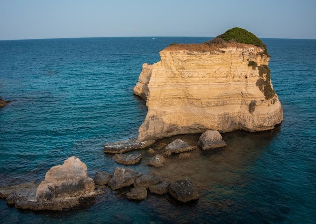 澄んだ水とイタリアの美しい岩の海岸