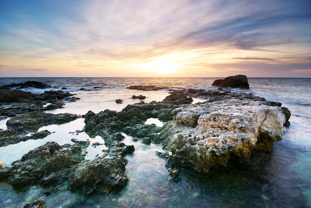 Foto bella spiaggia rocciosa con il mare calmo