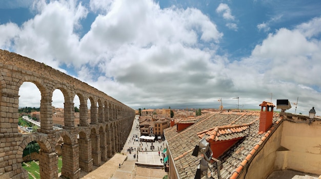 Bellissimo acquedotto romano a segovia in spagna