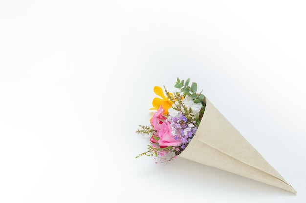 白い背景の上の美しくロマンチックな花束バラ蘭桔梗カスミソウ