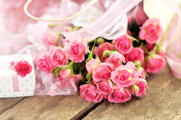 Красивая романтическая композиция с цветами на фоне Дня Святого Валентина