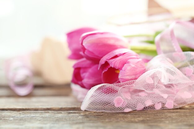 Красивая романтическая композиция с цветами на фоне Дня Святого Валентина