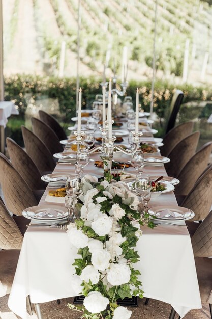 写真 美しいロマンチックなエレガントなウェディングデコレーション イタリアの豪華なディナー トスカニ 屋外ウェディングのための近代的な花のデザイン