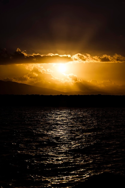 美しいロマンチックな夕日と海の写真