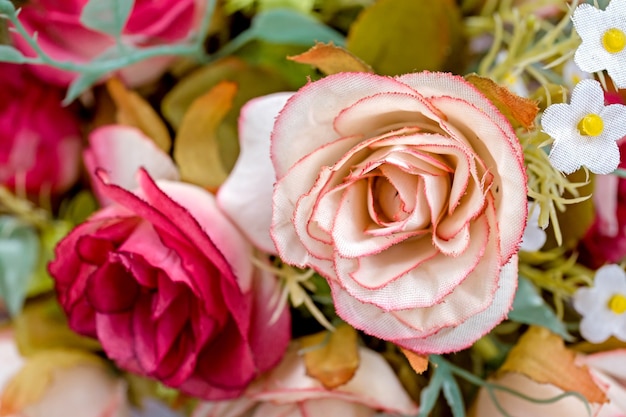 Photo beautiful rose flower fake bouquet on wooden table