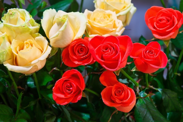 Фото Продажа красивых роз в цветочном магазине.