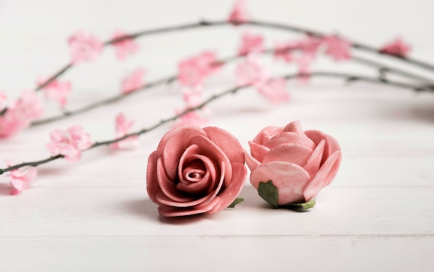 Belle rose posate sul pavimento di legno